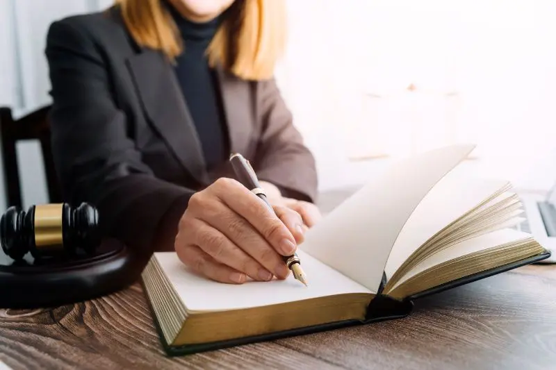 Saisie huissier : à quoi s'attendre et comment réagir ? Est-il possible de contester ?